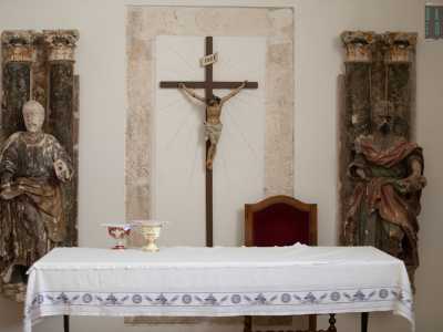 ...sono presenti le antiche sculture di San Pietro, San Paolo, Santa Margherita...